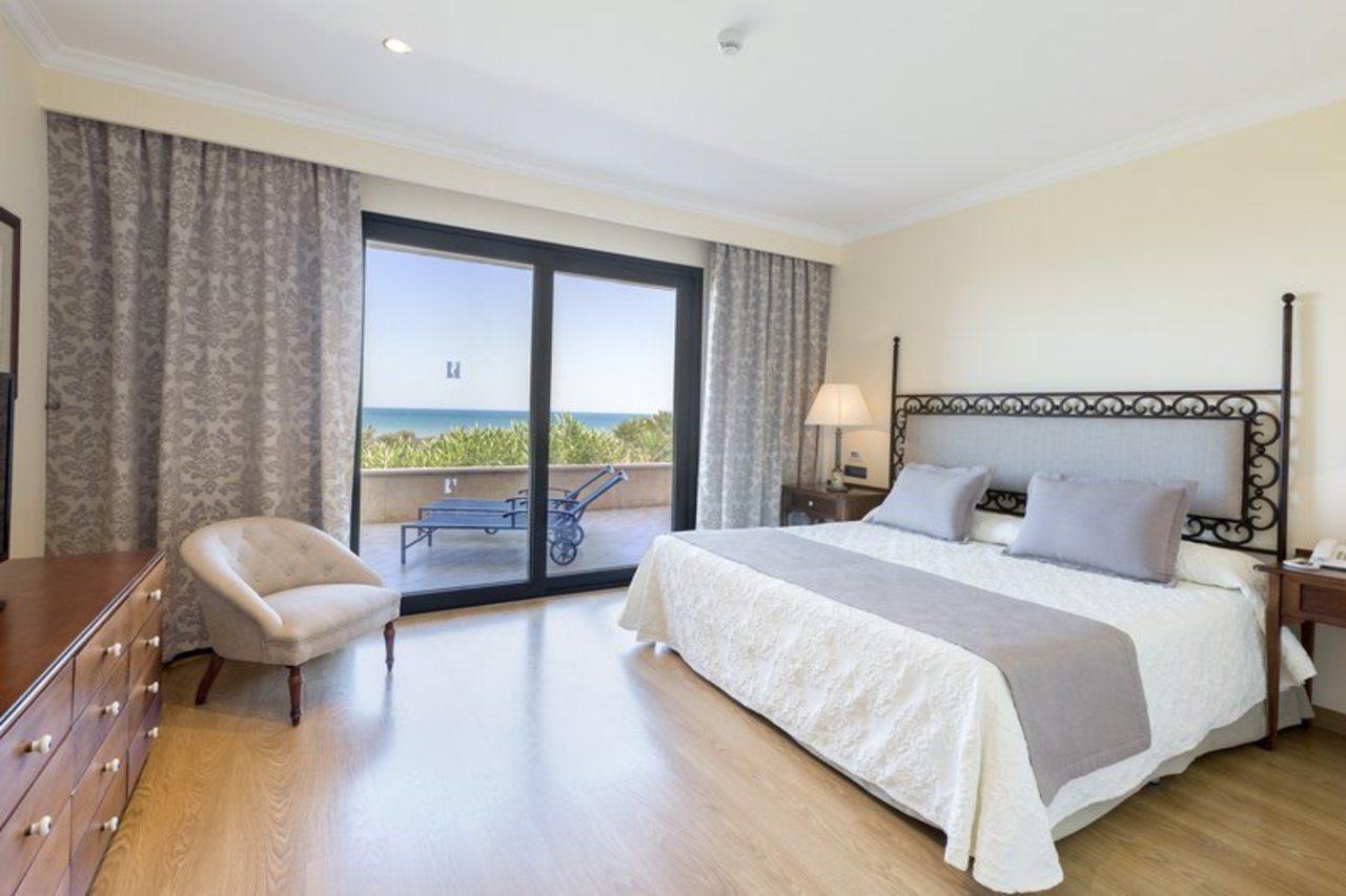 Hipotels Barrosa Palace & Spa Chiclana de la Frontera Extérieur photo A bedroom at the hotel