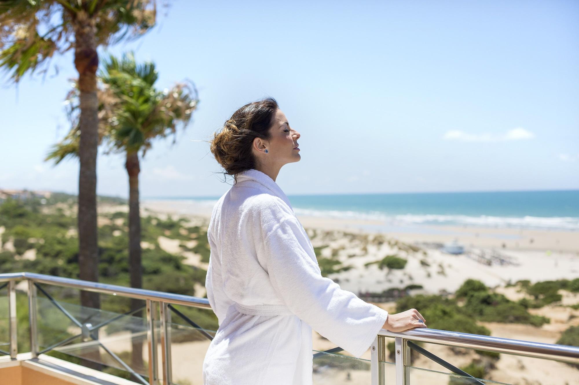 Hipotels Barrosa Palace & Spa Chiclana de la Frontera Extérieur photo A woman wearing a bathrobe