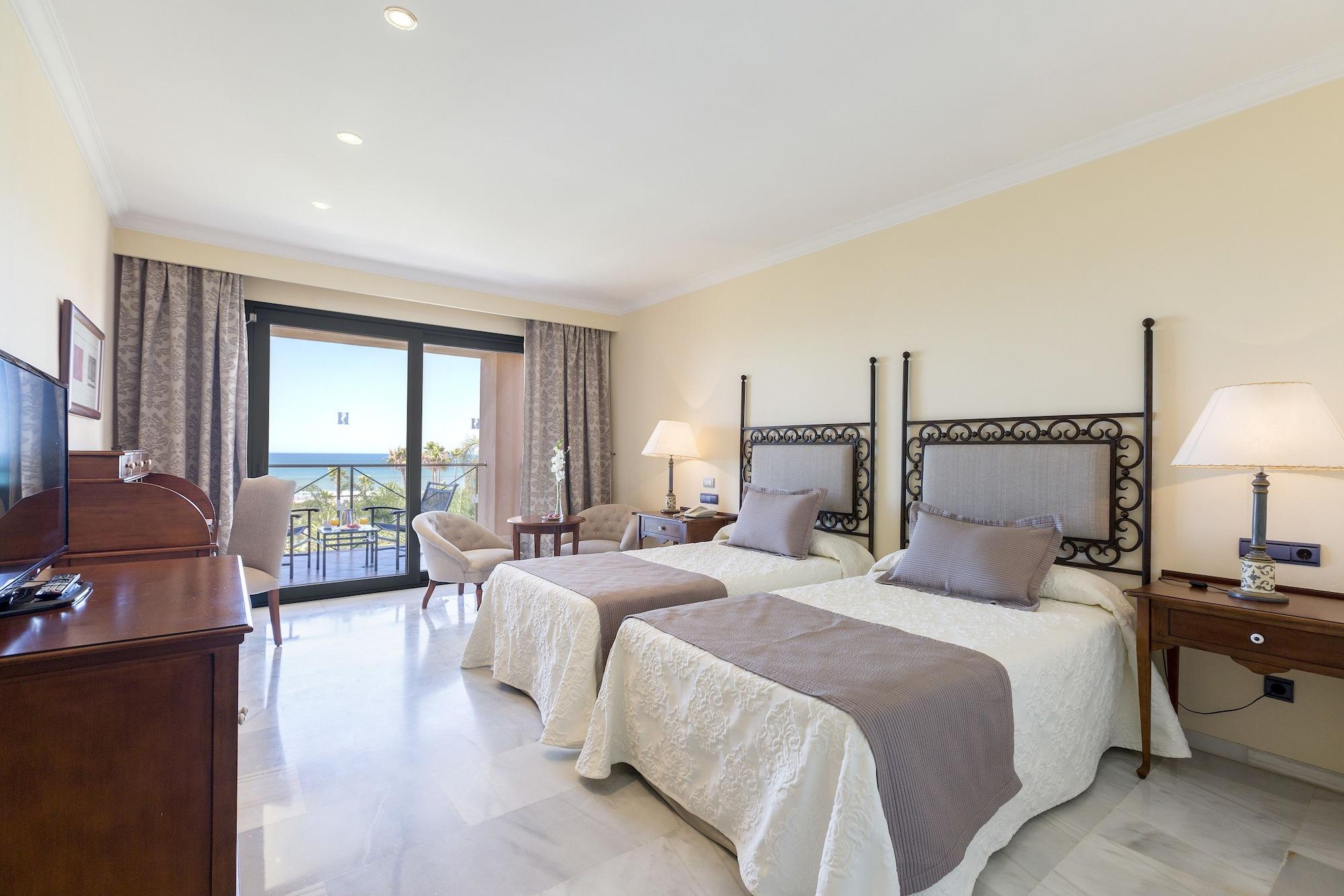 Hipotels Barrosa Palace & Spa Chiclana de la Frontera Extérieur photo A room at the hotel
