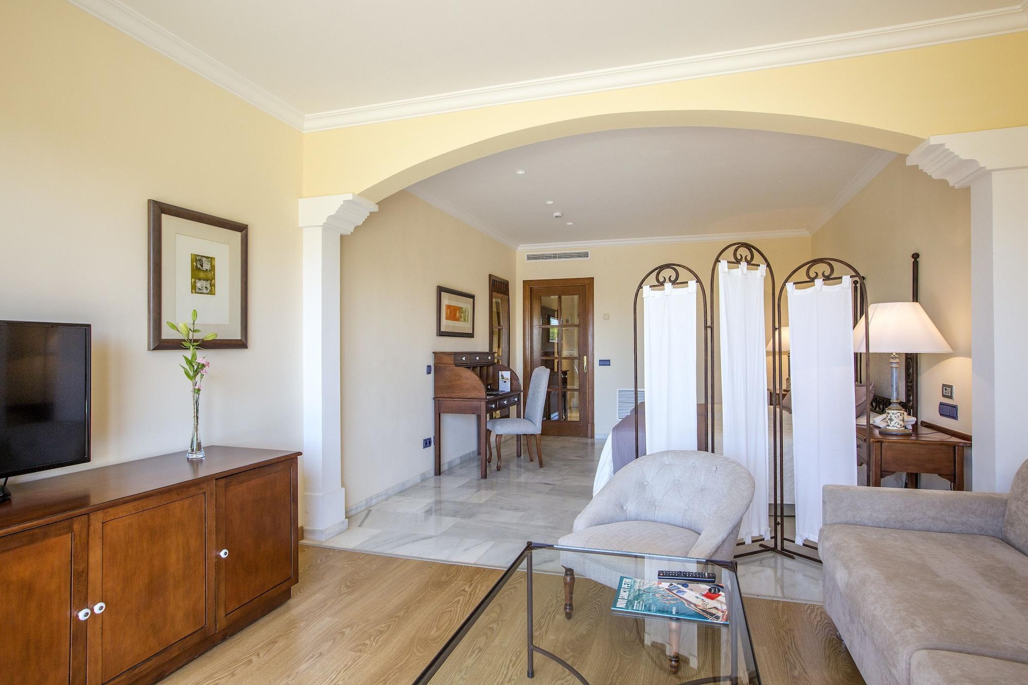 Hipotels Barrosa Palace & Spa Chiclana de la Frontera Extérieur photo A suite at the hotel
