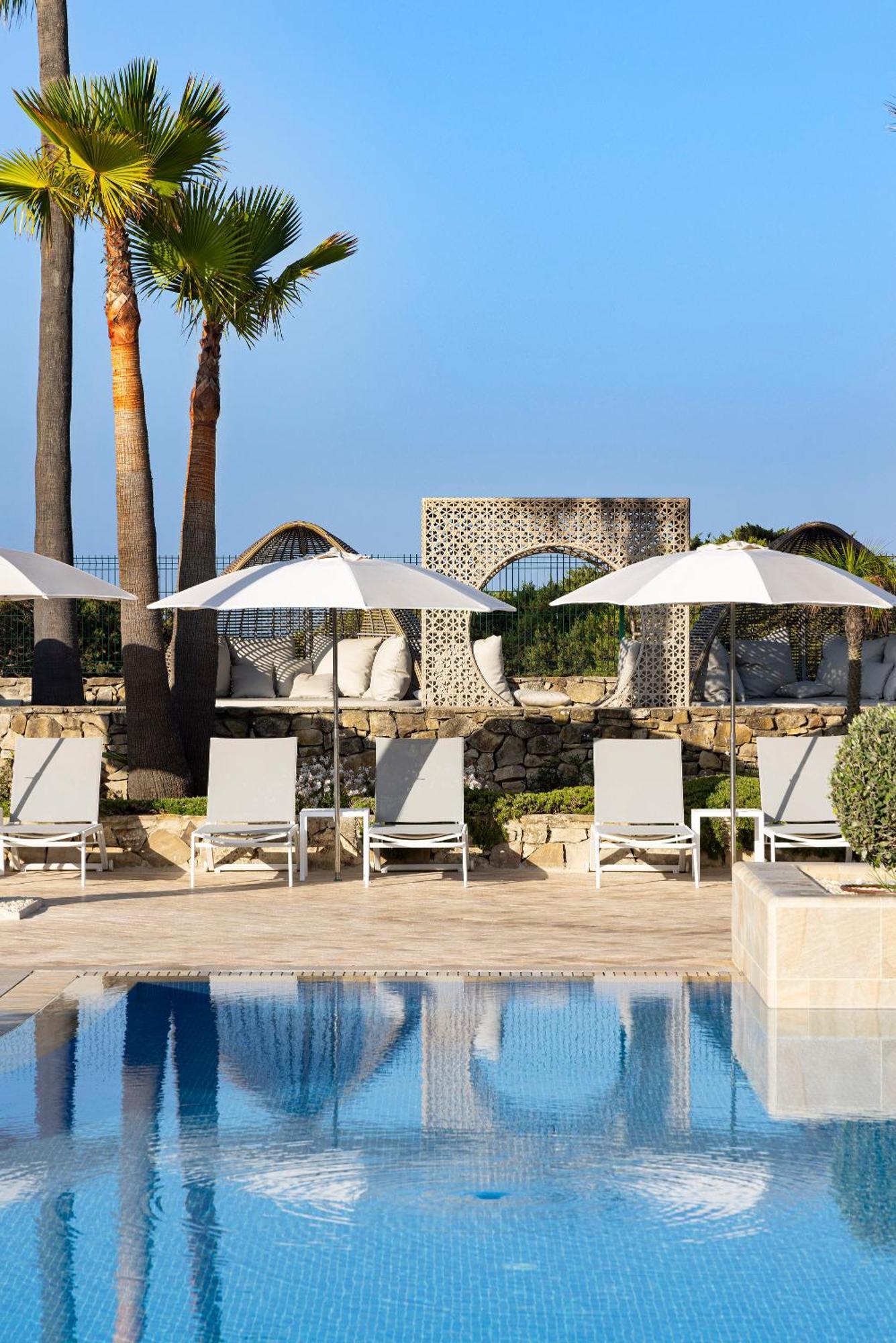 Hipotels Barrosa Palace & Spa Chiclana de la Frontera Extérieur photo The pool at the Phoenicia
