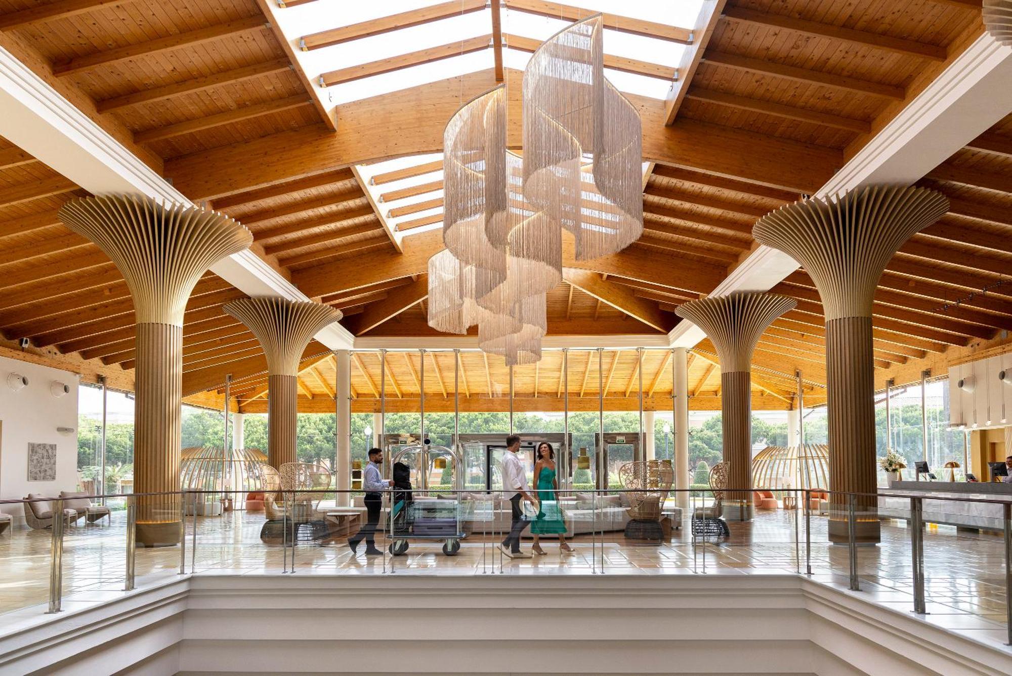 Hipotels Barrosa Palace & Spa Chiclana de la Frontera Extérieur photo Interior of the terminal
