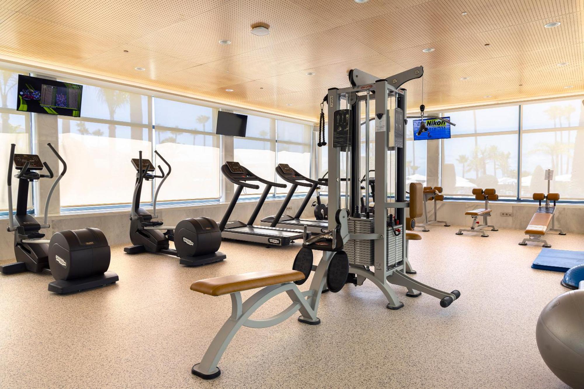 Hipotels Barrosa Palace & Spa Chiclana de la Frontera Extérieur photo A gym