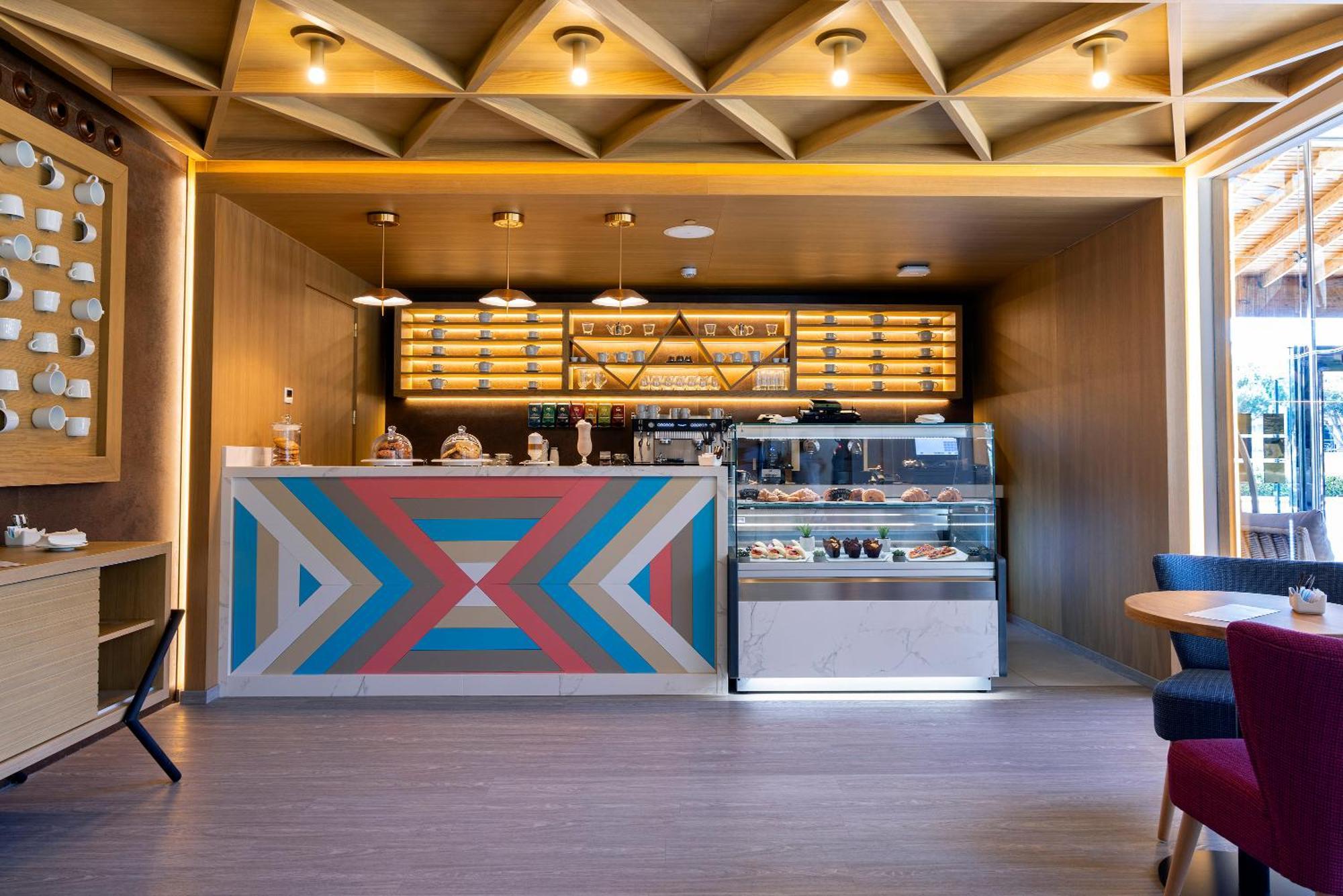 Hipotels Barrosa Palace & Spa Chiclana de la Frontera Extérieur photo The interior of a Starbucks Reserve store in Shanghai, China