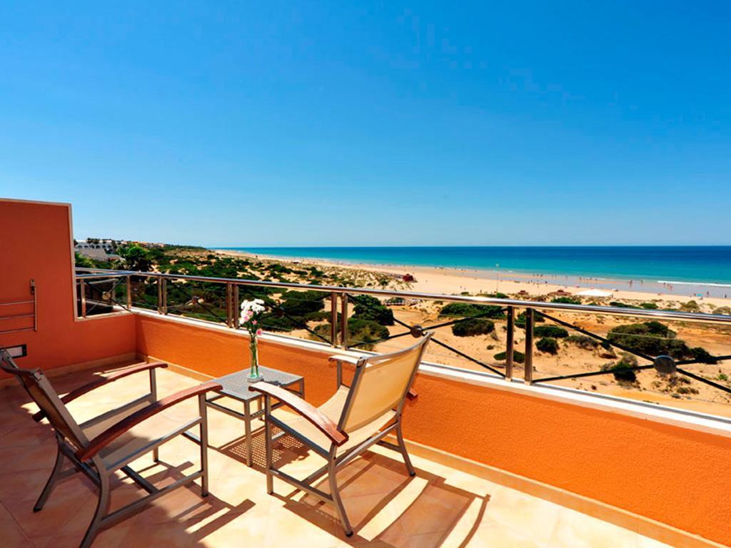 Hipotels Barrosa Palace & Spa Chiclana de la Frontera Extérieur photo View of the beach from the hotel