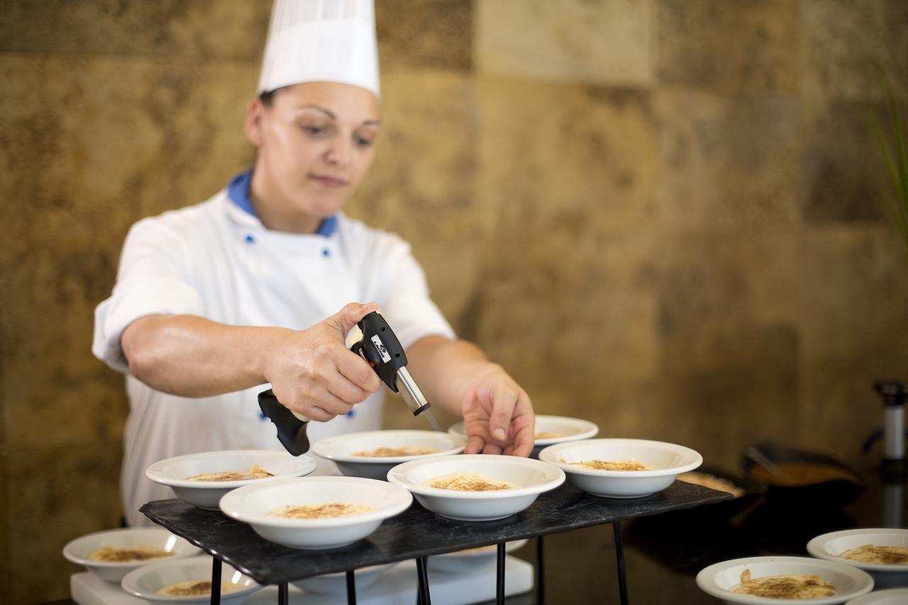 Hipotels Barrosa Palace & Spa Chiclana de la Frontera Extérieur photo A sous chef preparing food