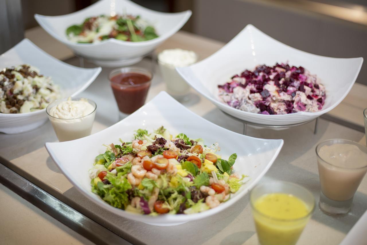 Hipotels Barrosa Palace & Spa Chiclana de la Frontera Extérieur photo A selection of salads at a salad bar