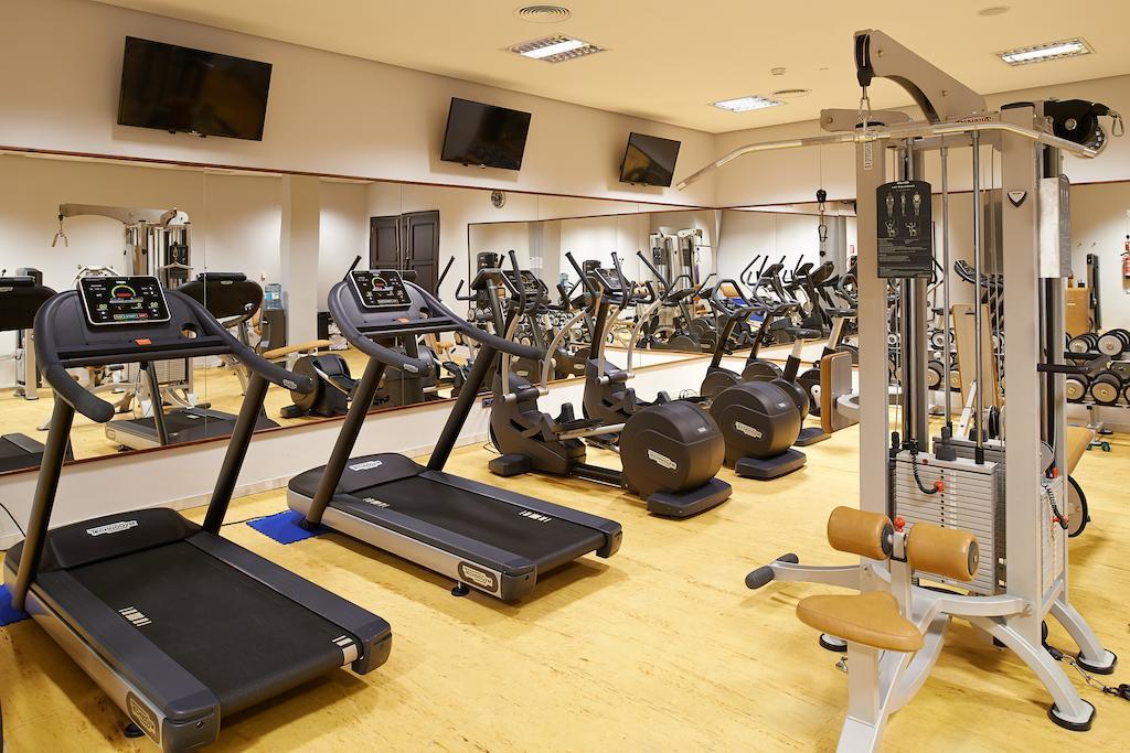 Hipotels Barrosa Palace & Spa Chiclana de la Frontera Extérieur photo A typical gym