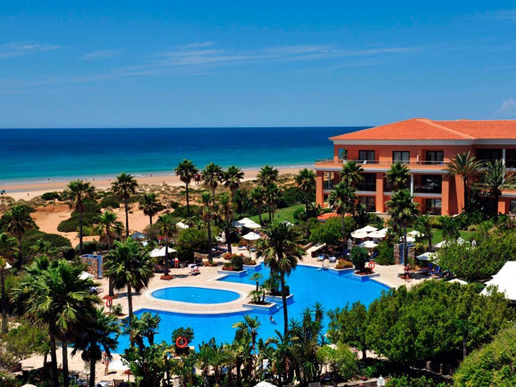Hipotels Barrosa Palace & Spa Chiclana de la Frontera Extérieur photo The resort's swimming pool